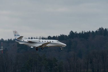 Zürih, İsviçre, 15 Ocak 2024 OE-GKE Fly Cessna 560XL Citation XLS uçağı Davos 'taki dünya ekonomik forumu sırasında 14. piste yaklaşmaktadır.