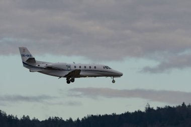 Zürih, İsviçre, 15 Ocak 2024 OE-GKE Fly Cessna 560XL Citation XLS uçağı Davos 'taki dünya ekonomik forumu sırasında 14. piste yaklaşmaktadır.