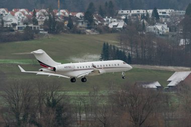 Zürih, İsviçre, 15 Ocak 2024 N-157QS Net Jets Global 6000 uçakları Davos 'taki dünya ekonomik forumu sırasında 14. piste iniyor.