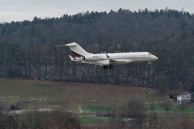 Zürih, İsviçre, 15 Ocak 2024 N-157QS Net Jets Global 6000 uçakları Davos 'taki dünya ekonomik forumu sırasında 14. piste iniyor.