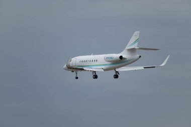 Zürih, İsviçre, 15 Ocak 2024 PT-TRJ Dassault Falcon 2000S uçağı Davos 'taki dünya ekonomik forumu sırasında 14. piste yaklaşırken