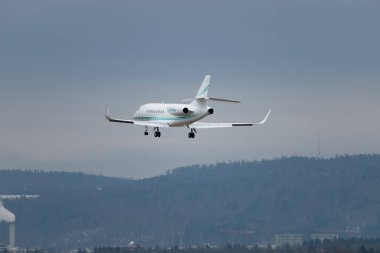 Zürih, İsviçre, 15 Ocak 2024 PT-TRJ Dassault Falcon 2000S uçağı Davos 'taki dünya ekonomik forumu sırasında 14. piste yaklaşırken