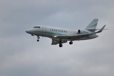 Zürih, İsviçre, 15 Ocak 2024 PT-TRJ Dassault Falcon 2000S uçağı Davos 'taki dünya ekonomik forumu sırasında 14. piste yaklaşırken