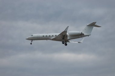 Zürih, İsviçre, 15 Ocak 2024 Dünya Ekonomik Forumu sırasında 14. piste yaklaşan iş uçağı