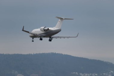 Zürih, İsviçre, 15 Ocak 2024 D-AAAY Air Independence Challenger 604 uçağı Davos 'taki dünya ekonomik forumu sırasında 14. piste iniyor.
