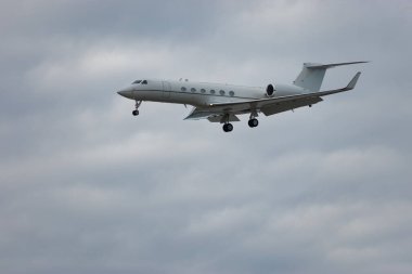 Zürih, İsviçre, 15 Ocak 2024 Dünya Ekonomik Forumu sırasında 14. piste yaklaşan iş uçağı