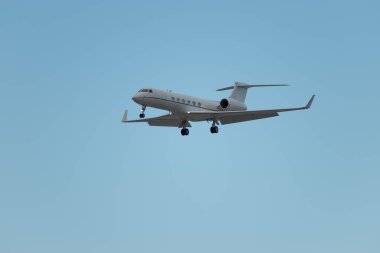 Zürih, İsviçre, 15 Ocak 2024 Dünya Ekonomik Forumu sırasında 14. piste yaklaşan iş uçağı