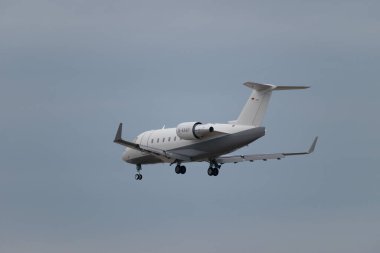 Zürih, İsviçre, 15 Ocak 2024 D-AAAY Air Independence Challenger 604 uçağı Davos 'taki dünya ekonomik forumu sırasında 14. piste iniyor.