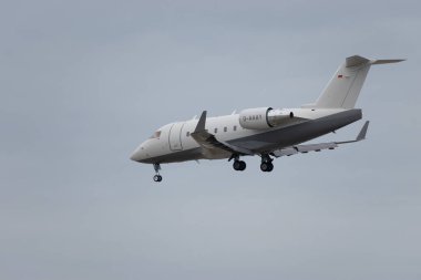 Zürih, İsviçre, 15 Ocak 2024 D-AAAY Air Independence Challenger 604 uçağı Davos 'taki dünya ekonomik forumu sırasında 14. piste iniyor.