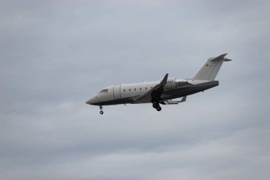 Zürih, İsviçre, 15 Ocak 2024 D-AAAY Air Independence Challenger 604 uçağı Davos 'taki dünya ekonomik forumu sırasında 14. piste iniyor.