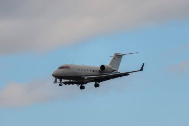 Zürih, İsviçre, 15 Ocak 2024 D-AAAY Air Independence Challenger 604 uçağı Davos 'taki dünya ekonomik forumu sırasında 14. piste iniyor.