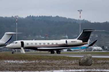 Zürih, İsviçre, 15 Ocak 2024 N-656FX Flexjet Gulfstream G650 uçağı Davos 'taki dünya ekonomik forumu sırasında apronda park etmektedir.