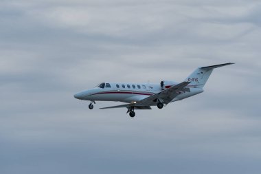 Zürih, İsviçre, 14 Ocak 2024 D-IFIS Aeroways Cessna 525A CJ2 + uçağının Davos 'taki dünya ekonomik forumu sırasında 14. piste son yaklaşımı.