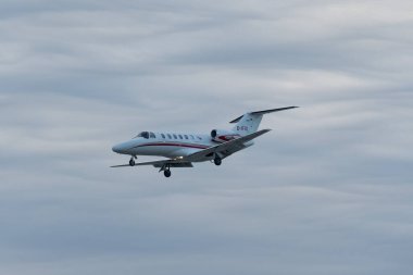 Zürih, İsviçre, 14 Ocak 2024 D-IFIS Aeroways Cessna 525A CJ2 + uçağının Davos 'taki dünya ekonomik forumu sırasında 14. piste son yaklaşımı.