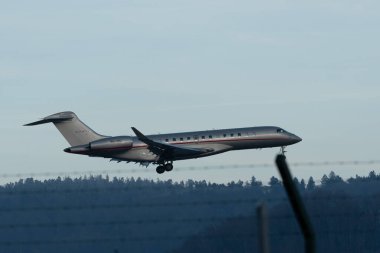 Zürih, İsviçre, 14 Ocak 2024 9H-VIC Vista Jet Bombacısı Global 7500 uçağı Davos 'taki dünya ekonomik forumu sırasında 14. piste iniyor.