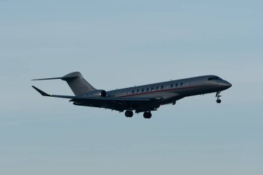 Zürih, İsviçre, 14 Ocak 2024 9H-VIC Vista Jet Bombacısı Global 7500 uçağı Davos 'taki dünya ekonomik forumu sırasında 14. piste iniyor.