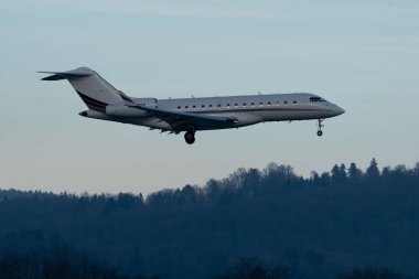 Zürih, İsviçre, 14 Ocak 2024 N-147QS Net Jets Global 6000 uçakları Davos 'taki dünya ekonomik forumu sırasında 14. piste yaklaşırken