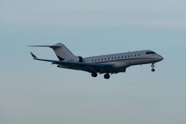 Zürih, İsviçre, 14 Ocak 2024 N-147QS Net Jets Global 6000 uçakları Davos 'taki dünya ekonomik forumu sırasında 14. piste yaklaşırken