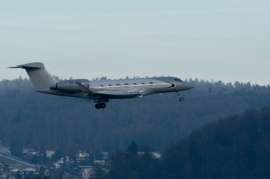 Zürih, İsviçre, 14 Ocak 2024 T7-ADA Gulfstream G600 uçağı Davos 'taki dünya ekonomik forumu sırasında 14. piste yaklaşırken