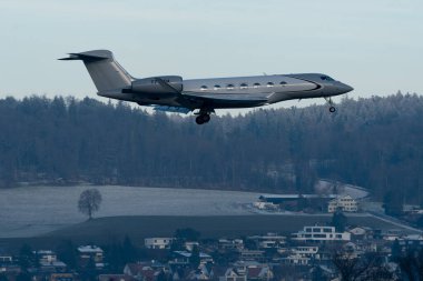Zürih, İsviçre, 14 Ocak 2024 T7-ADA Gulfstream G600 uçağı Davos 'taki dünya ekonomik forumu sırasında 14. piste yaklaşırken