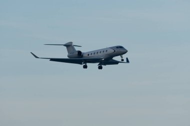 Zürih, İsviçre, 14 Ocak 2024 T7-ADA Gulfstream G600 uçağı Davos 'taki dünya ekonomik forumu sırasında 14. piste yaklaşırken