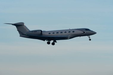 Zürih, İsviçre, 14 Ocak 2024 T7-ADA Gulfstream G600 uçağı Davos 'taki dünya ekonomik forumu sırasında 14. piste yaklaşırken