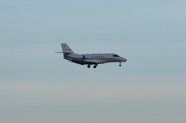 Zürih, İsviçre, 14 Ocak 2024 D-CAWK Aerowest Cessna 680A Enlem uçağı Davos 'taki dünya ekonomik forumu sırasında 14. piste iniyor.