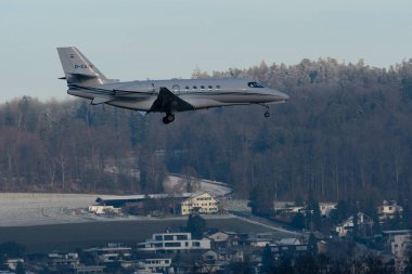 Zürih, İsviçre, 14 Ocak 2024 D-CAWK Aerowest Cessna 680A Enlem uçağı Davos 'taki dünya ekonomik forumu sırasında 14. piste iniyor.