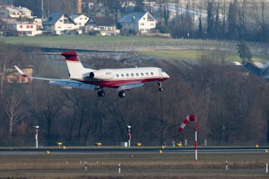 Zürih, İsviçre, 14 Ocak 2024 N-668FX Flex Jet Gulfstream G650 uçağı Davos 'taki dünya ekonomik forumu sırasında 14. piste yaklaşırken