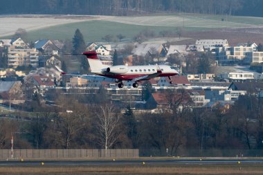 Zürih, İsviçre, 14 Ocak 2024 N-668FX Flex Jet Gulfstream G650 uçağı Davos 'taki dünya ekonomik forumu sırasında 14. piste yaklaşırken