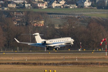Zürih, İsviçre, 14 Ocak 2024 N-870PS Gulfstream G650ER uçağı Davos 'taki dünya ekonomik forumu sırasında 14. piste iniyor.