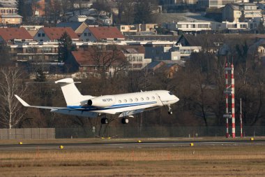 Zürih, İsviçre, 14 Ocak 2024 N-870PS Gulfstream G650ER uçağı Davos 'taki dünya ekonomik forumu sırasında 14. piste iniyor.