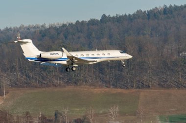 Zürih, İsviçre, 14 Ocak 2024 N-870PS Gulfstream G650ER uçağı Davos 'taki dünya ekonomik forumu sırasında 14. piste iniyor.