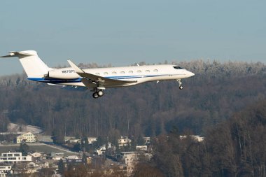 Zürih, İsviçre, 14 Ocak 2024 N-870PS Gulfstream G650ER uçağı Davos 'taki dünya ekonomik forumu sırasında 14. piste iniyor.