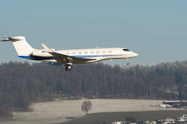 Zürih, İsviçre, 14 Ocak 2024 N-870PS Gulfstream G650ER uçağı Davos 'taki dünya ekonomik forumu sırasında 14. piste iniyor.