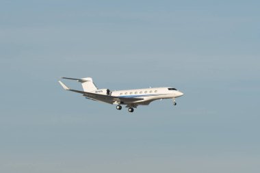 Zürih, İsviçre, 14 Ocak 2024 N-870PS Gulfstream G650ER uçağı Davos 'taki dünya ekonomik forumu sırasında 14. piste iniyor.