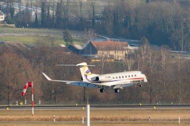 Zürih, İsviçre, 14 Ocak 2024 T7-CNC Gulfstream G650ER uçağı Davos 'taki dünya ekonomik forumu sırasında 14. piste iniyor.