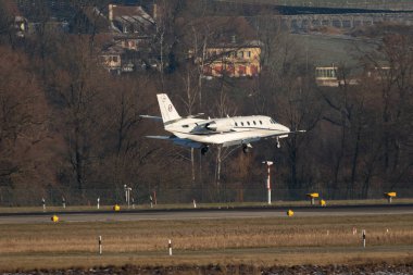 Zürih, İsviçre, 14 Ocak 2024 YU-SVL Prince Aviation Cessna 560XL Citation XLS uçağı Davos 'taki dünya ekonomik forumu sırasında 14. piste yaklaşmaktadır.