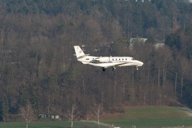Zürih, İsviçre, 14 Ocak 2024 YU-SVL Prince Aviation Cessna 560XL Citation XLS uçağı Davos 'taki dünya ekonomik forumu sırasında 14. piste yaklaşmaktadır.