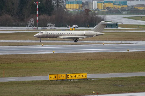 Zürih, İsviçre, 18 Ocak 2024 C-GNCB Bombardıman uçağı Davos 'taki dünya ekonomik forumu sırasında yağmur altında taksicilik yapıyor.