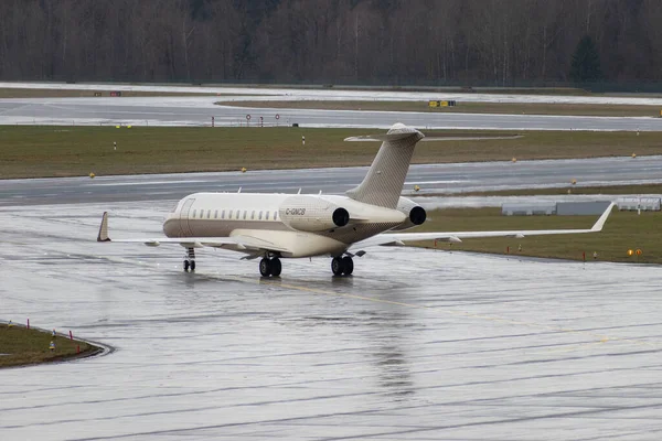 Zürih, İsviçre, 18 Ocak 2024 C-GNCB Bombardıman uçağı Davos 'taki dünya ekonomik forumu sırasında yağmur altında taksicilik yapıyor.