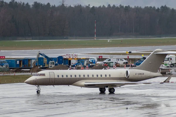 Zürih, İsviçre, 18 Ocak 2024 C-GNCB Bombardıman uçağı Davos 'taki dünya ekonomik forumu sırasında yağmur altında taksicilik yapıyor.