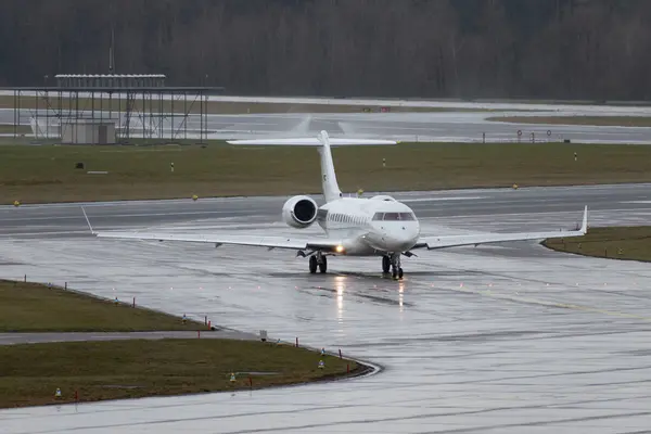 Zürih, İsviçre, 18 Ocak 2024 EC-LTF Gestair Bombardier Global 6000 uçakları Davos 'taki dünya ekonomik forumu sonrasında yağmurda uçuyor
