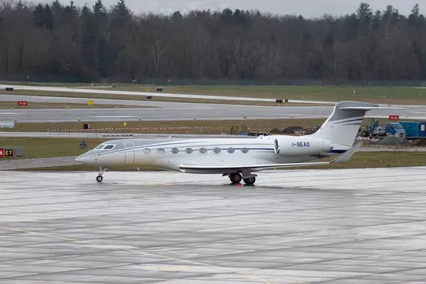 Zürih, İsviçre, 18 Ocak 2024 I-SEAO Snam Servizi Aerei Gulfstream G650ER uçağı Davos 'taki dünya ekonomik forumu sırasında yağmur altında taksicilik yapıyor.