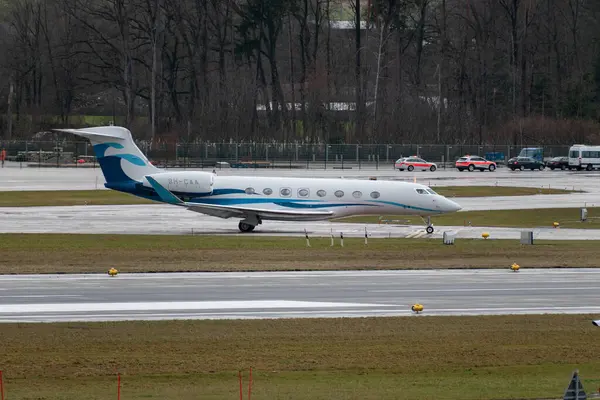 Zürih, İsviçre, 18 Ocak 2024 9H-CAA Avcon Jet Malta Gulfstream G650 uçakları Davos 'taki dünya ekonomik forumundan sonra yağmurda uçuyor.