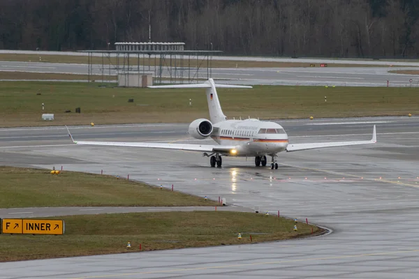 Zürih, İsviçre, 18 Ocak 2024 Alman Hava Kuvvetleri Bombacısı Global 5000 uçak Davos 'taki dünya ekonomik forumu sırasında yağmurda taksicilik yapıyor.