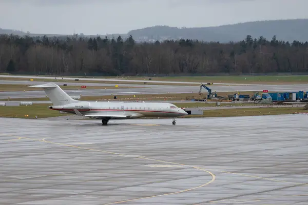 Zürih, İsviçre, 18 Ocak 2024 9H-VJM Vista Jet Bombardıman Küresel 6000 uçak Davos 'taki dünya ekonomik forumu sırasında yağmurda uçuyor.