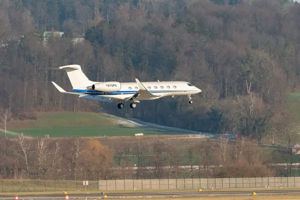 Zürih, İsviçre, 14 Ocak 2024 N-870PS Gulfstream G650ER uçağı Davos 'taki dünya ekonomik forumu sırasında 14. piste iniyor.