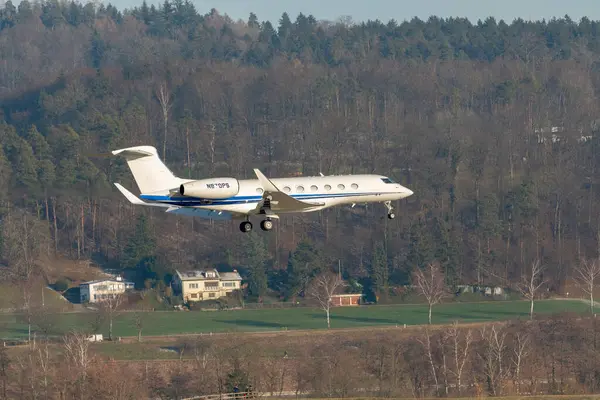 Zürih, İsviçre, 14 Ocak 2024 N-870PS Gulfstream G650ER uçağı Davos 'taki dünya ekonomik forumu sırasında 14. piste iniyor.
