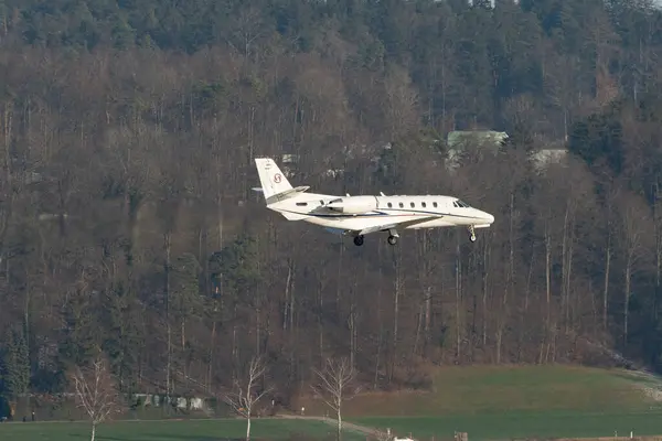 Zürih, İsviçre, 14 Ocak 2024 YU-SVL Prince Aviation Cessna 560XL Citation XLS uçağı Davos 'taki dünya ekonomik forumu sırasında 14. piste yaklaşmaktadır.